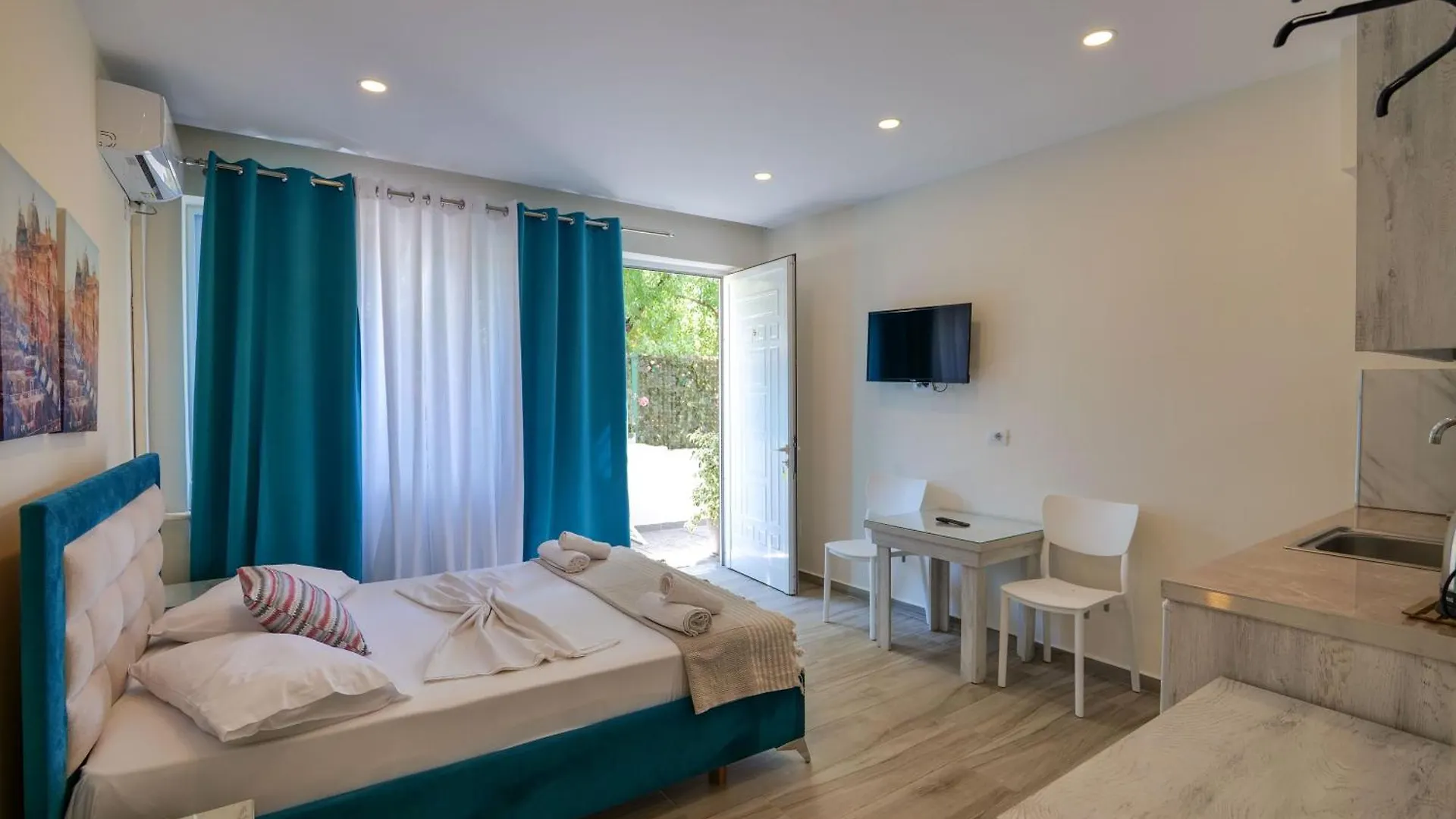 Villa Ari Ksamil 0*,  Albania